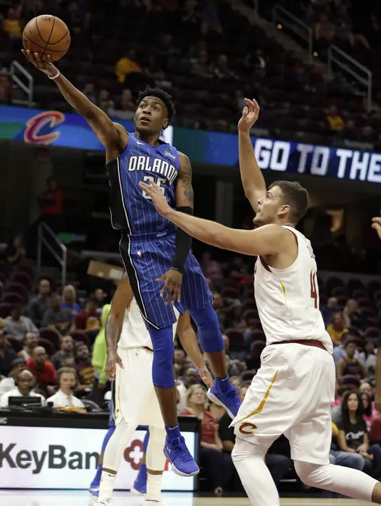 Pebasket Cleveland Cavaliers, Ante Zizic, berusaha menghalau pebasket Orlando Magic, Wesley Iwundu, pada laga NBA di Quicken Loans Arena, Ohio, Sabtu (21/10/2017). Cleveland Cavaliers kalah 93-114 dari Orlando Magic. (AP Photo/Tony Dejak)