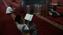 Bagi umat Muslim, bulan Ramadan merupakan waktu yang tepat untuk meningkatkan keimanan, pengetahuan dan keterampilan. Tampak dalam foto, umat Muslim membaca Al-Quran atau tadarus saat menjalani hari pertama Ramadan 1447 Hijriah di Masjid Istiqlal, Jakarta, Kamis (19/2/2026). (Kapanlagi.com/Budy Santoso)