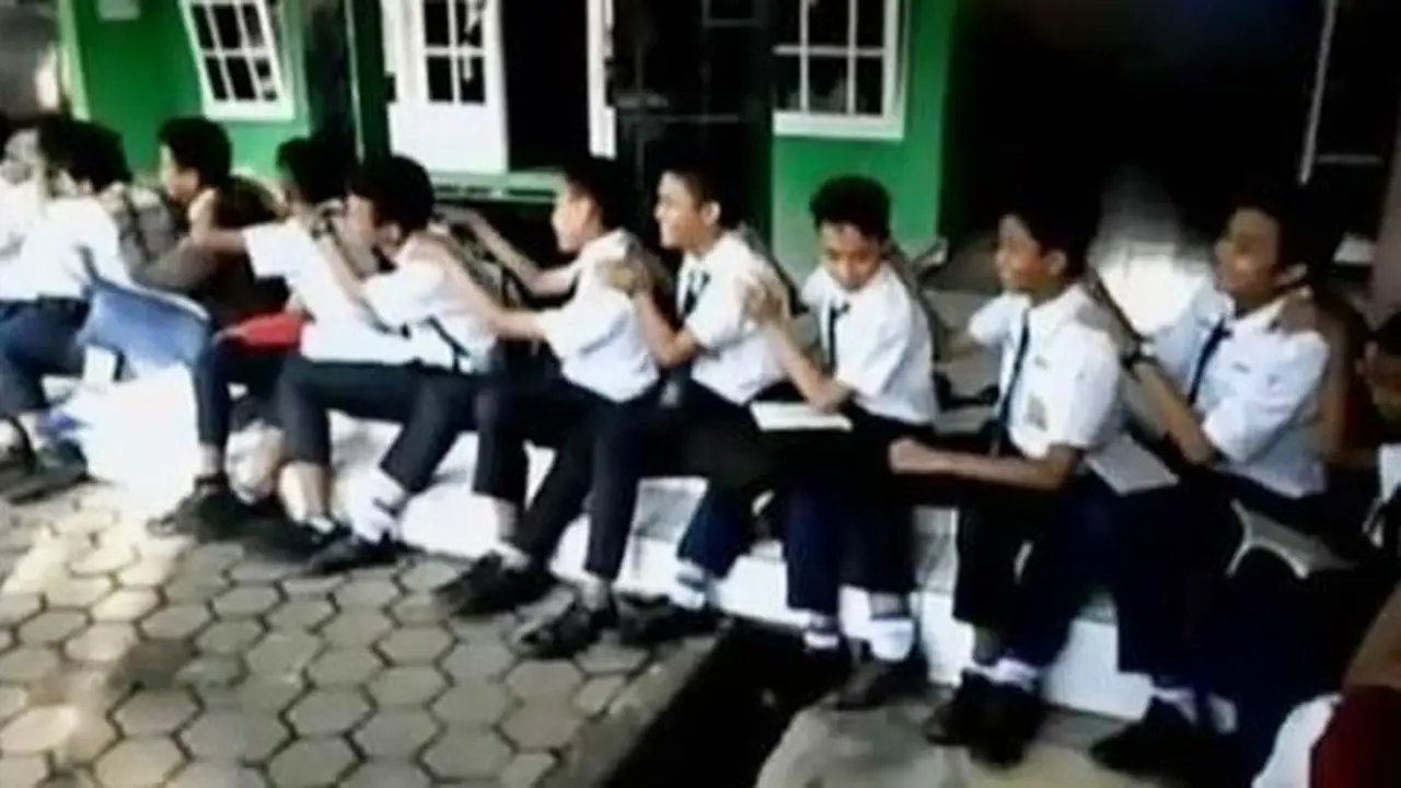 Hindari Ketegangan Jelang UN, Para Siswa SMP Saling Memijat