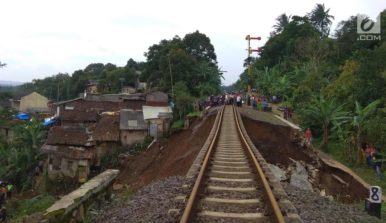 Jalur kereta api tujuan Bogor-Sukabumi longsor terlihat di Kampung Maseng RT02/08, Desa Warung Menteng, Kecamatan Cijeruk, Selasa (5/2). Jenazah korban langsung dibawa ke RSUD Ciawi untuk divisum. (Liputan6.com/Achmad Sudarno)