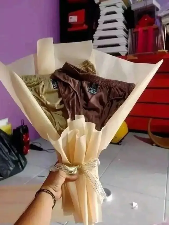 8 Potret Buket Bunga Ini Desainnya Nyeleneh Banget, Bikin Gagal Fokus