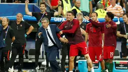 Cristiano Ronaldo berusaha memeluk pelatih Portugal, Fernando Santos, sesaat setelah memastikan gelar juara Piala Eropa 2016 di Stade de France, Saint-Denis, Senin (11/7/2016) dini hari WIB. (Reuters/John Sibley)