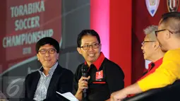 Direktur Utama PT GTS, Joko Driyono (kedua kiri) menjawab pertanyaan saat peluncuran Torabika Soccer Championship 2016 di Hotel Mulia, Jakarta, Senin (18/4/2016). TSC diikuti 18 klub sepakbola professional se-Indonesia. (Liputan6.com/Helmi Fithriansyah)