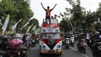 Peraih emas bulutangkis Olimpiade Rio 2016, Tontowi Ahmad dan Liliyana Natsir, melakukan kirab melewati jalan-jalan utama kota Kudus, Kamis (1/9/2016). (Bola.com/Arief Bagus)