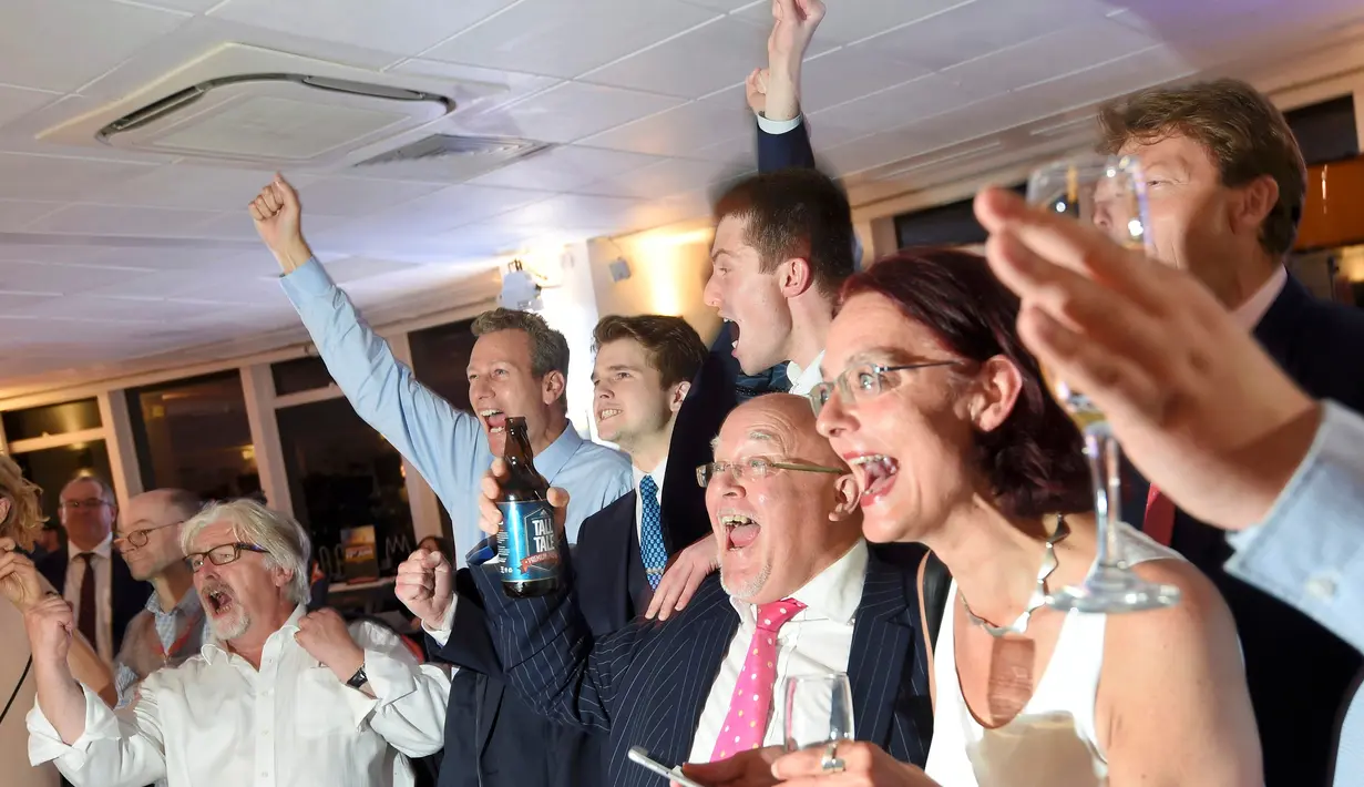 Pendukung Brexit bersorak di pesta Leave.UE setelah melihat hasil penghitungan sementara referendum Inggris yang menunjukkan mayoritas rakyat Inggris memilih “Brexit” alias keluar dari Uni Eropa, di London, Kamis (23/6). (REUTERS/Toby Melville)