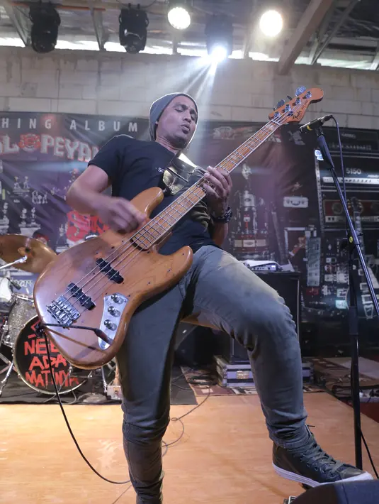 Menurut Kaka, salah satu personel Slank, media sosial digunakannya untuk bertemu teman di bangku Sekolah Dasar. Namun belakangan ini disalahgunakan untuk menebar kebencian dan mengotori kata serta pikiran. (Galih W. Satria/Bintang.com)