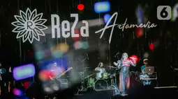 Penampilan penyanyi Reza Artamevia dalam Festival Tamagochill di Tennis Indoor Senayan, Jakarta, Jumat (22/11/2019). Reza mengobati rindu para penggemar dengan membawakan sejumlah lagu hits di antaranya Berharap Tak Terpisah, Satu yang Tak Bisa Lepas, dan Pertama. (Liputan6.com/Faizal Fanani)