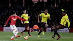 Pemain Manchester United, Jesse Lingard melakukan tendangan ke gawang Watford pada laga pekan ke-14 Premier League 2017-2018 di Vicarage Arena, Selasa (28/11). Manchester United mengatasi perlawanan tim tuan rumah Watford dengan skor 4-2. (AP/Matt Dunham)