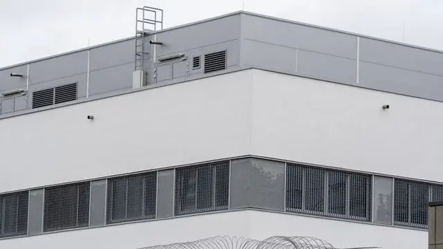 Pihak berwenang mengevakuasi para penghuni penjara di kota Regensburg, Jerman. Setelah ditemukannya bom sisa Perang Dunia II beberapa ratus meter dari penjara tersebut (AP)