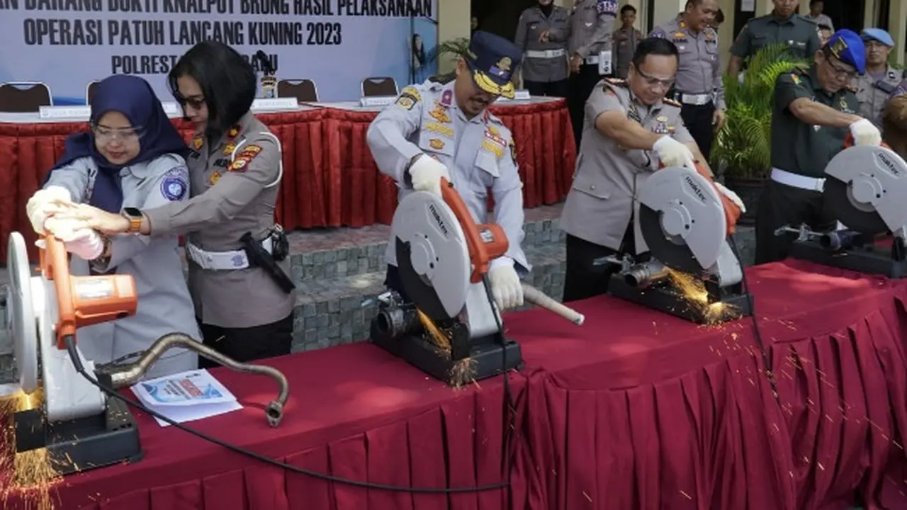 Kapolresta Pekanbaru Kombes Jefri RP Siagian dan Kasat Lantas beserta pejabat lainnya memusnahkan knalpot bising hasil Operasi Patuh.