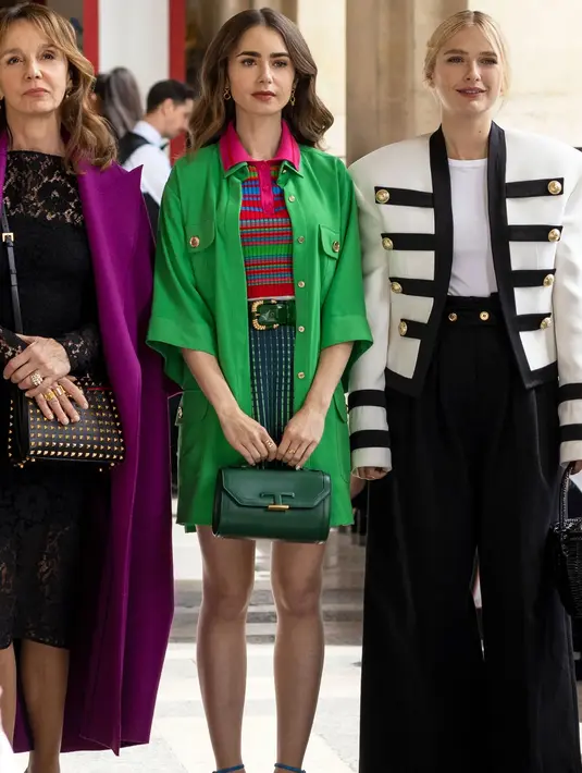 Ini adalah penampilan Lily Collins di Emily in Paris season 2. Ia mengenakan tonal green dengan statement collared knit. Foto: Netflix.