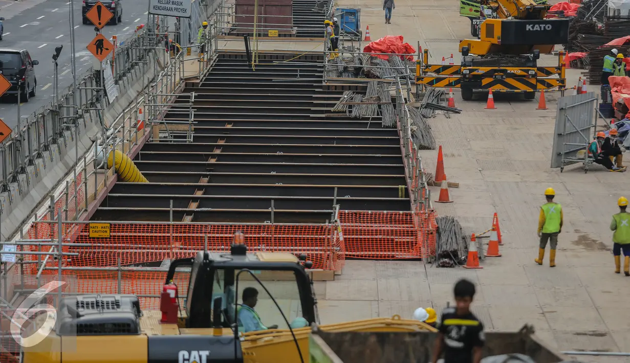 Aktivitas para pekerja saat menyelesaikan pembangunan Mass Rapid Transit (MRT), di Jakarta, Senin (22/6/2015). Gubernur DKI, Basuki T Purnama mendesak JICA untuk membantu pembangunan MRT tahap II, Bundaran HI-Kampung Bandan. (Liputan6.com/Faizal Fanani)