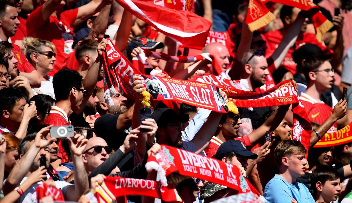 Pendukung Liverpool membentangkan syal saat laga persahabatan melawan Sevilla di Anfield, Liverpool, Inggris, Minggu (11/08/2024) WIB. (AFP/Peter Powell)