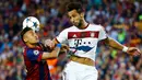 Penyerang Barcelona, Neymar berebut bola udara dengan bek Mehdi Benatia pada leg pertama babak semifinal Liga Champions di Camp Nou, Kamis (7/5/2015). Barcelona menang 3-0 atas Bayern Muenchen. (Reuters/Kai Pfaffenbach)