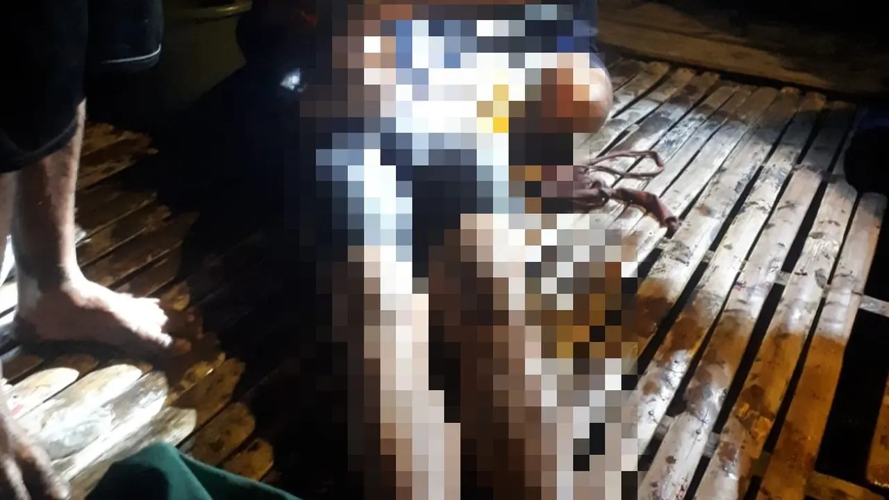 Salah satu nelayan yang tewas akibat perahu ternbalik di terjang ombak Pantai Gerajagan Banyuwangi. (Istimewa)