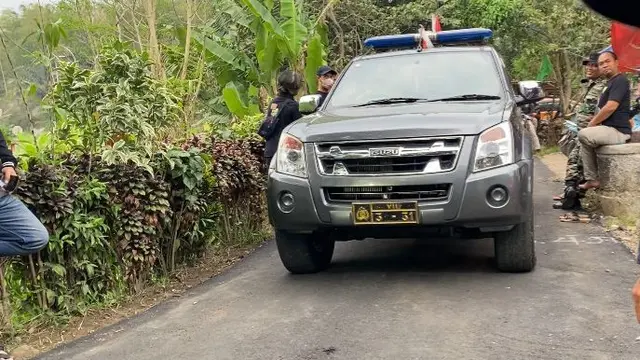 Pengamanan rumah terduga teroris yang digeledah Densus 88 anti teror, di Desa/Kecamatan Kebonpedes Kabupaten Sukabumi (Liputan6.com/Istimewa).