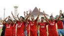 Pemain Universitas Muhammadiyah Malang (UMM) melakukan selebrasi usai menjuarai Torabika Campus Cup 2017 di Stadion UM, Malang, Kamis, (02/11/2017). UMM menang 2-0 atas UM. (Bola.com/M Iqbal Ichsan)