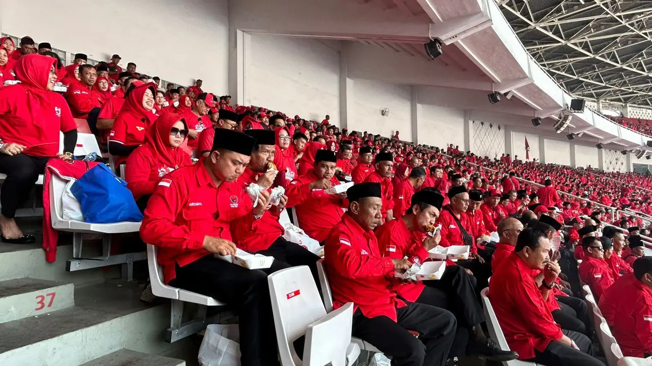 Komunitas Juang PDIP mendistribusikan makanan sebanyak 100 ribu box bagi peserta dalam 30 menit.