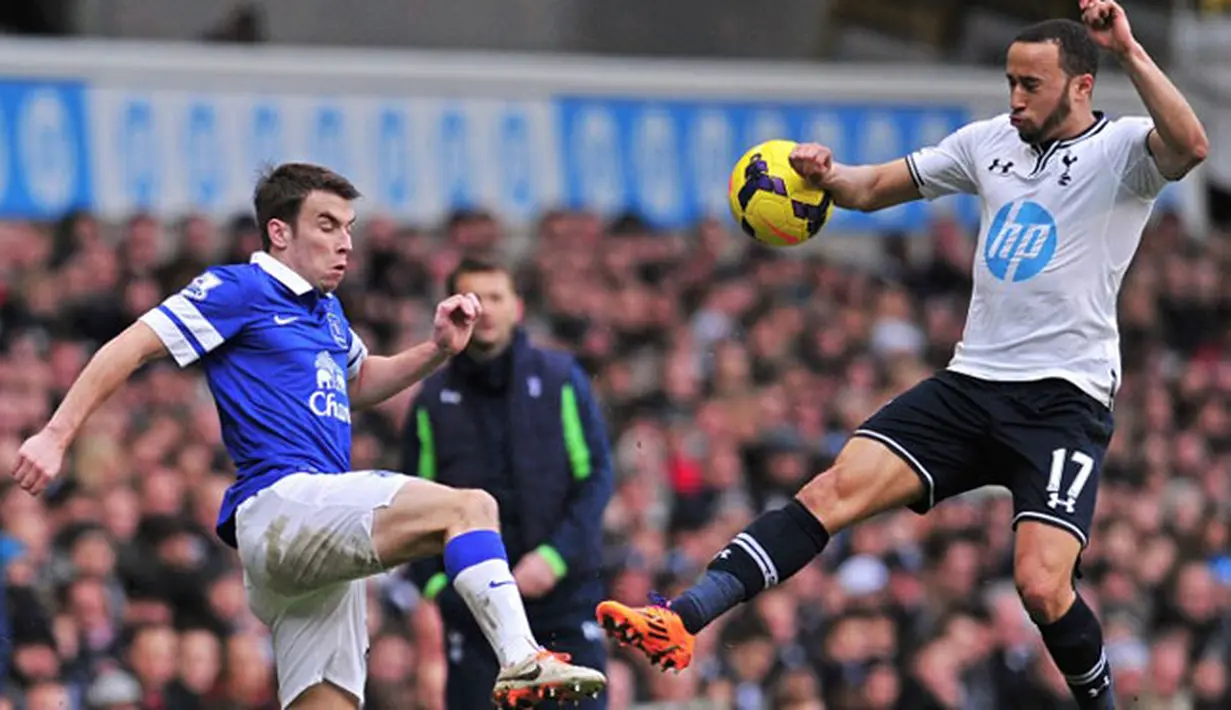 Gelandang Tottenham Hotspur Andros Townsend duel dengan Pemain Everton Seamas Coleman saat pertandingan sepak bola Liga Utama Inggris antara Tottenham Hotspur dan Everton di White Hart Lane di London, 9 Februari 2014. (AFP/Carl Court)