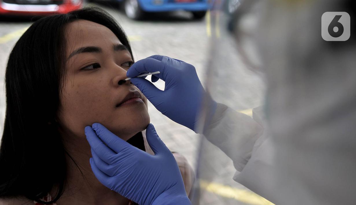 Petugas medis melakukan tes swab COVID-19 terhadap peserta di Kantor Kecamatan Kramat Jati, Jakarta, Selasa (16/6/2020). Puskesmas Kecamatan Kramat Jati menggelar tes swab bagi seluruh pegawai instansi pemerintahan untuk memutus rantai penyebaran COVID-19. (merdeka.com/Iqbal Nugroho)