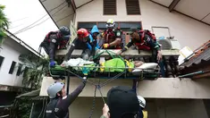 Seorang pria dievakuasi oleh tim penyelamat untuk diangkut melewati banjir di Hat Yai, Provinsi Songkhla, Thailand selatan, pada Rabu 26 November 2025. Banjir parah masih menggenangi wilayah selatan Thailand, terutama kota Hat Yai di Provinsi Songkhla hingga hari ini Rabu (26/11/2025). (Sarot Meksophawannakul/THAI NEWS PIX/AFP)