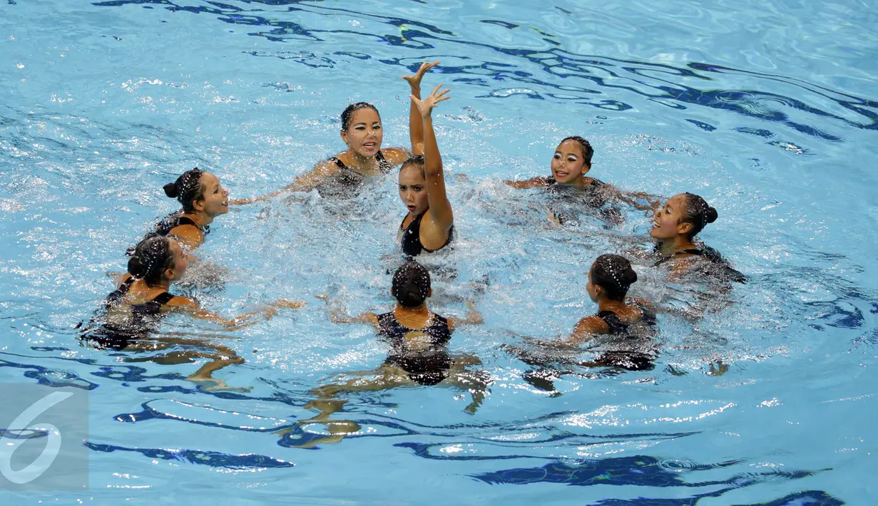 Tim renang indah Indonesia berhasil menyumbang medali pertama bagi kontingen Merah Putih di Sea Games 2015 Singapura. Salah satu anggota tim memimpin penampilan di OCBC Aquatic Centre, Rabu (3/6/2015). (Liputan6.com/Helmi Fithriansyah)   