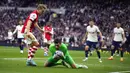 Penjaga gawang Tottenham Hotspur Hugo Lloris menghadang bola oleh pemain Arsenal Martin Odegaard pada pertandingan sepak bola Liga Inggris di Stadion Tottenham Hotspur, London, Inggris, 12 Mei 2022. Tottenham Hotspur menang 3-0. (AP Photo/Matt Dunham)