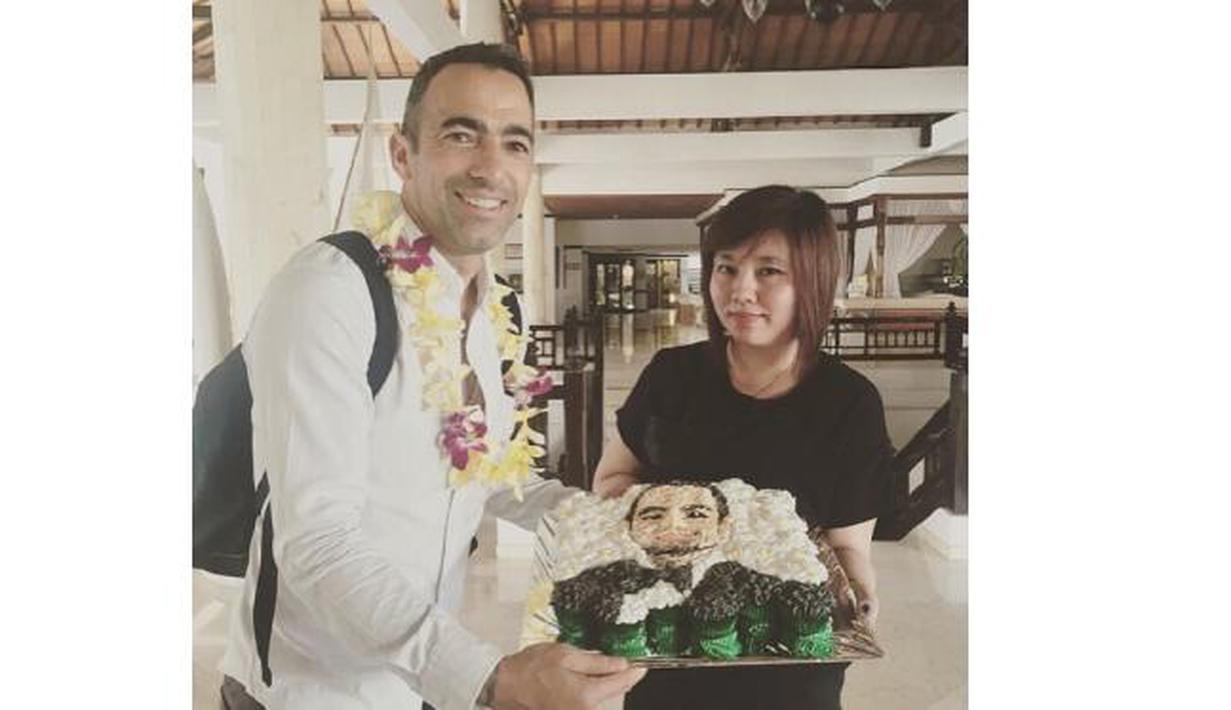 Legenda hidup Inter Milan, Youri Djorkaeff disambut oleh perwakilan Divisi Internasional Inter Club Indonesia, Lola Winata saat tiba di Bali, Jumat (28/8/2015).(Dok Pribadi)