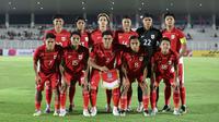 Starting XI pemain Timnas Indonesia U-23 memasuki lapangan pertandingan dalam laga uji coba melawan India di Stadion Madya, Senayan, Jakarta, Jumat (10/10/2025). (Bola.com/Muhammad Iqbal Ichsan)