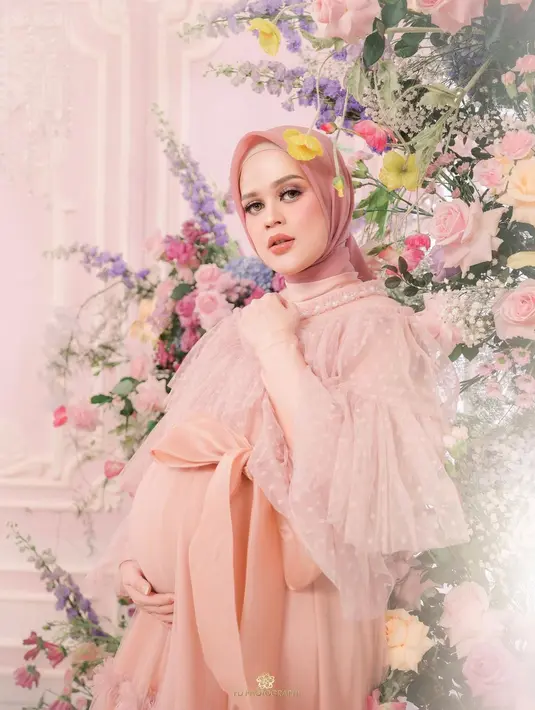 <p>Tak sedikit netizen yang memuji penampilan Cut Meyriska yang mirip boneka barbie. Bagaimana menurutmu, Sahabat Fimela? (Instagram/Rogerojey).</p>
<p> </p>