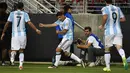 Gelandang Argentina, Ever Banega (tengah) melakukan selebrasi usai mencetak gol kegawang Chile  pada Copa America Centenario 2016 di Levi's Stadium, California, AS (7/6). Argentina menang atas Chile dengan skor 2-1. (AFP/Mark Ralston)