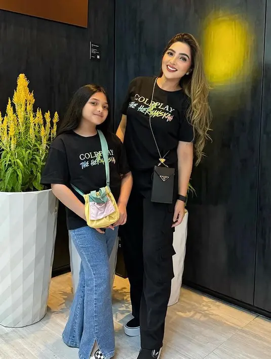 <p>Ashanty dan Arsy juga hadir nonton Coldplay dengan mengenakan atasan t shirt hitam. Ashanty memadukannya dengan celana cargo hitam. [@ashanty_ash]</p>