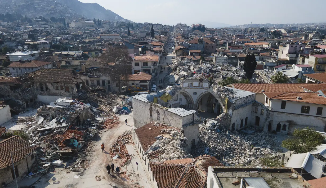 Sebuah foto udara yang diambil pada 11 Februari 2023 menunjukkan masjid Habib-i Neccar yang hancur di kota bersejarah Antakya, Turki. Masjid ini dibangun setelah penaklukan kota oleh Muslim, yang kemudian dikenal sebagai Antiokhia, di lokasi sebuah kuil Romawi dan gereja belakangan. (Photo by Yasin AKGUL / AFP)