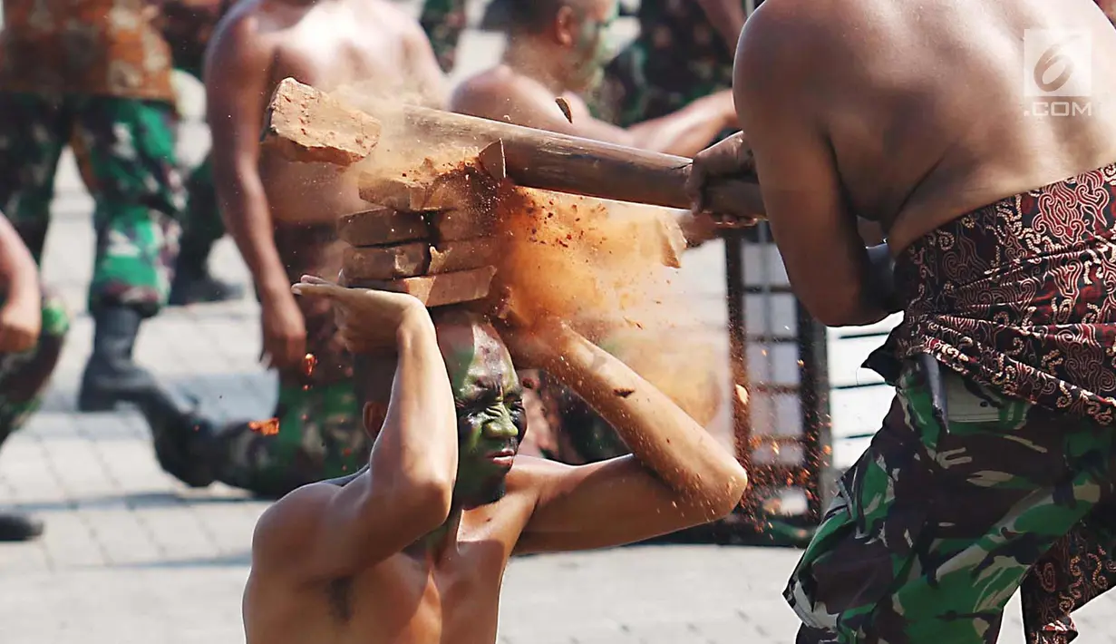 Aksi prajurit TNI saat melakukan gladi resik HUT TNI ke-72 di Cilegon, Banten, Selasa (3/10). Gladi resik tersebut untuk memperingati HUT TNI ke-72 yang dilaksanakan tanggal 5 Oktober. (Liputan6.com/Angga Yuniar)