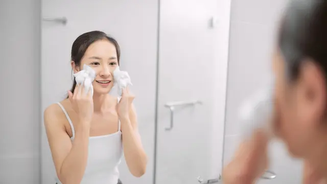 Trik Menghapus Makeup Mata Waterproof yang Tepat, Aman dan Tidak Bikin Iritasi