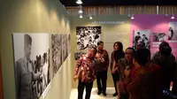 Menteri Sekretaris Negara Pratikno usai membuka pameran Sukarno: Besar Bersama Rakyat di Aula Gedung III Kemensetneg, Jakarta, Selasa (22/82017). (Liputan6.com/Ahmad Romadoni)