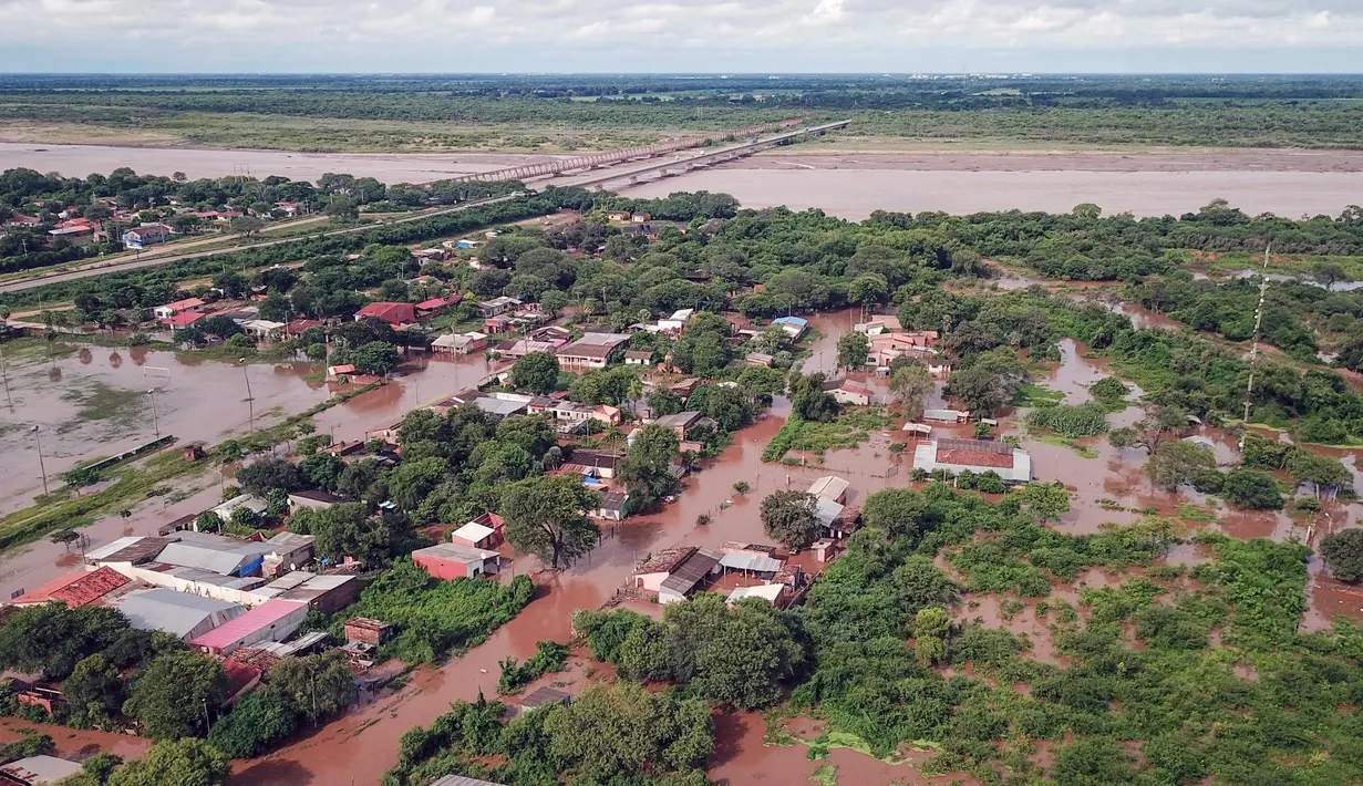Foto udara Puerto Pailas setelah Sungai Cotoca meluap di wilayah Santa Cruz, Bolivia, pada 26 Maret 2025. (RODRIGO URZAGASTI/AFP)