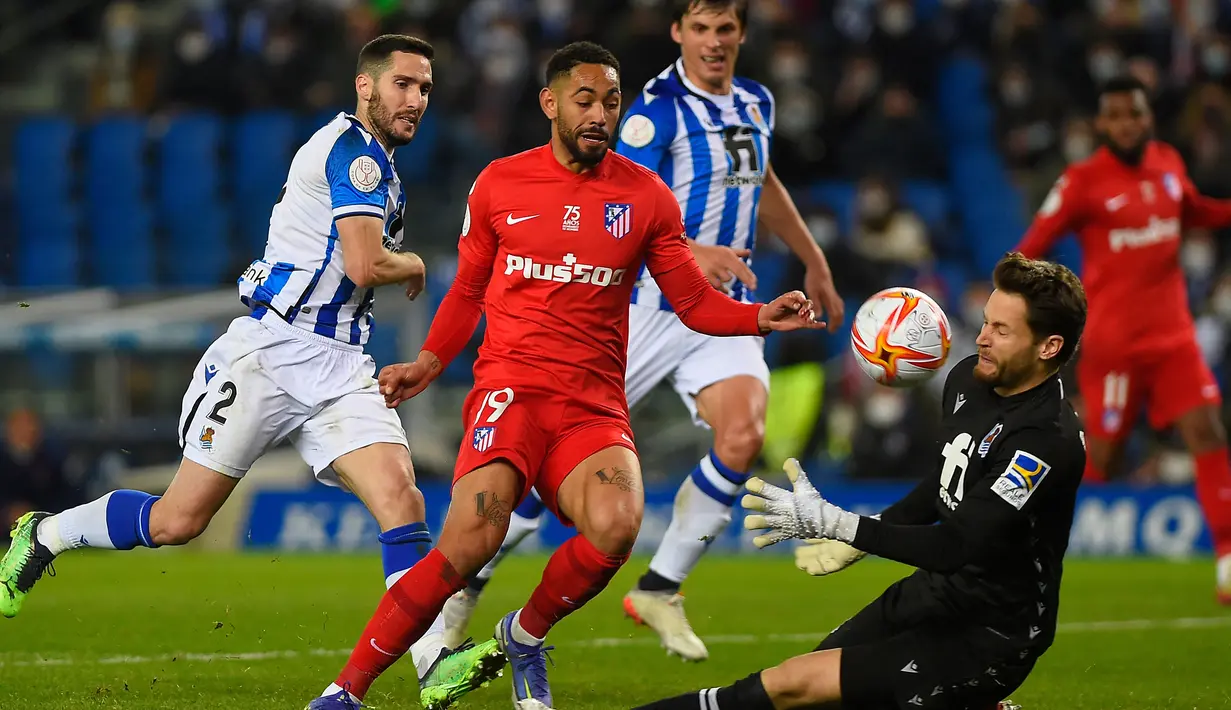 Alex Remiro. Kiper Real Sociedad asal Spanyol berusia 26 tahun yang telah 3 musim memperkuat Txuri-urdin ini telah mencetak 17 kali clean sheet dari total 31 laga. Rinciannya, 14 kali di Liga Spanyol, 2 kali di Liga Europa dan 1 kali di Copa del Rey. (AFP/Ander Gillenea)