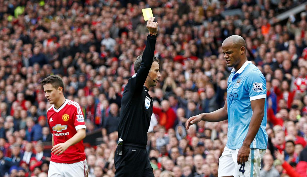 Ekspresi pemain Manchester City, Vincent Kompany, setelah mendapat kartu kuning dari wasit dalam lanjutan Liga Premier Inggris di Stadion Old Trafford, Inggris, Minggu (25/10/2015). (Reuters/Eddie Keogh)