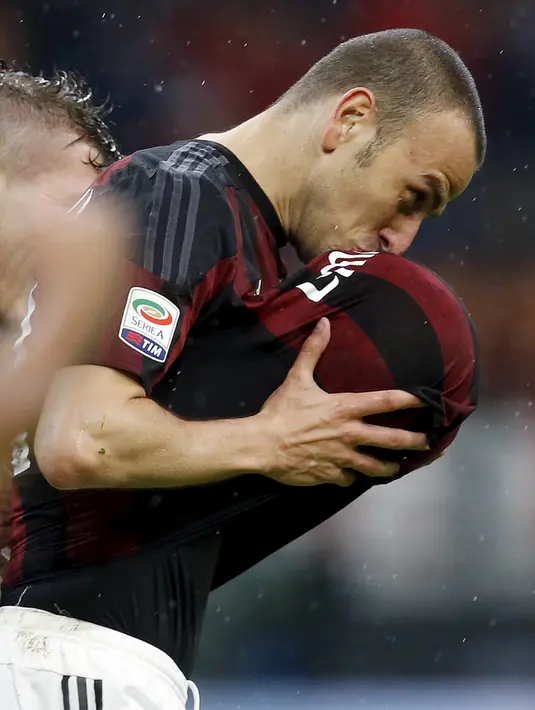 Bek AC Milan, Luca Antonelli melakukan selebrasi usai mencetak gol kegawang Chievo pada laga serie A di stadion San Siro, Italia (28/10/2015). AC Milan menang atas Chievo dengan skor 1-0. (REUTERS/Alessandro Garofalo)