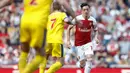 Aksi gelandang Arsenal, Mesut Ozil pada laga lanjutan Premier League yang berlangsung di Stadion Emirates, Minggu (21/4). Arsenal kalah 2-3 kontra Crystal Palace. (AFP/Adrian Dennis)