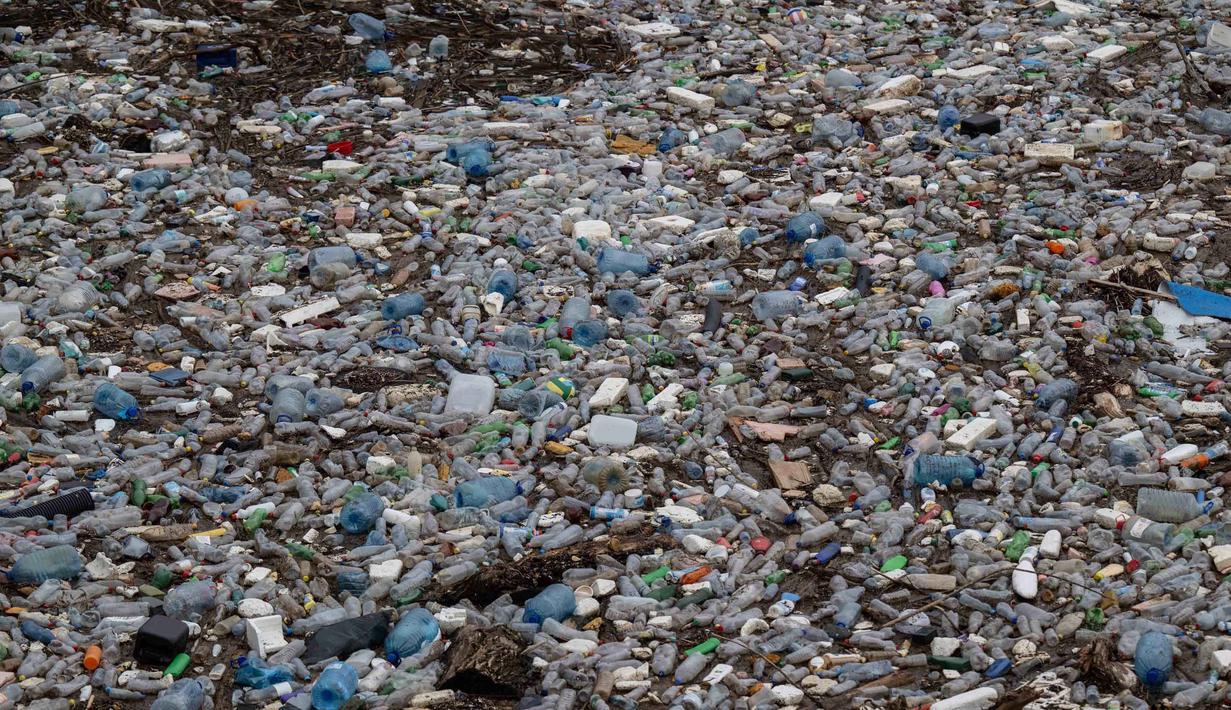 Untuk diketahui, kadar mangan yang melebihi batas aman dapat berisiko buruk bagi kesehatan saraf jika dikonsumsi dalam jangka panjang. Tampak dala foto, ceceran botol plastik dan sampah lainnya, yang hanyut terbawa hujan, mengapung di sepanjang Waduk Badovc di dekat Pristina, Kosovo pada Rabu 4 Februari 2026. (Armend NIMANI/AFP)