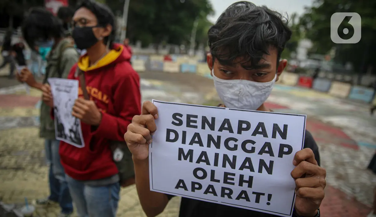 Massa yang tergabung dalam Aliansi Menolak Lupa menggelar aksi damai di kawasan Tugu Proklamasi, Jakarta, Kamis (15/10/2020). Dalam aksinya, mereka mengecam represifitas aparat kepolisian terhadap massa aksi, medis, jurnalis, dan masyarakat sipil lainnya. (Liputan6.com/Faizal Fanani)