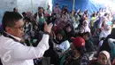 Sekjen DPP PDI Perjuangan, Hasto Kristiyanto berdialog dengan warga Cilincing, Jakarta, Selasa (11/4). Hasto blusukan untuk serap aspirasi program KJP, KJS dan tata ruang kota Jakarta. (Liputan6.com/Herman Zakharia)