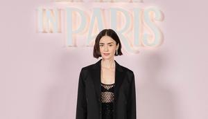 Saat hadiri photocall Emily in Paris pada 12 September 2024 di Paris, Lily Collins kembali tampil edgy serba hitam.  [Dok/Dior].