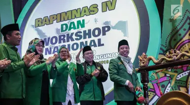 Ketua Umum PPP M. Romahurmuziy memukul gong didampingi jajarannya dalam pembukaan Rapat Pimpinan Nasional (Rapimnas) IV dan Workshop Nasional Anggota DPRD PPP di Jakarta, Selasa (26/2). (Liputan6.com/Faizal Fanani)
