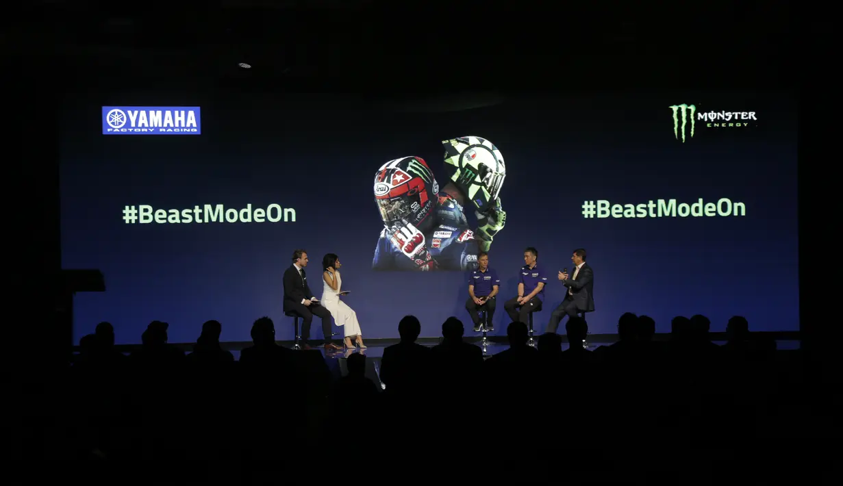 Suasana peluncuran motor baru Pebalap Monster Energy Yamaha untuk MotoGP 2019 di Hotel Four Season, Senin (4/2). Motor baru tersebut diharapkan bisa mengangkat performa Yamaha. (Bola.com/Okie Prabhowo)