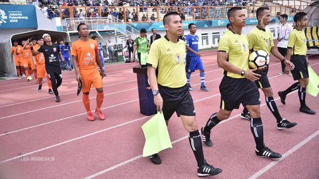 Persib Bandung dan Borneo FC saat menuju lapangan jelang semifinal Liga 1 U-19