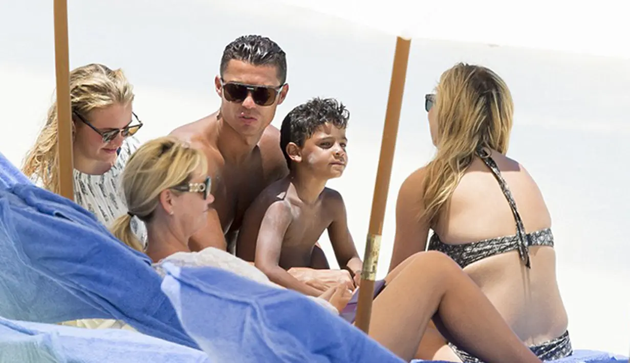 Cristiano Ronaldo bersama anak dan para kerabat di Pantai Bahama. (Splash News via Daily Mail)