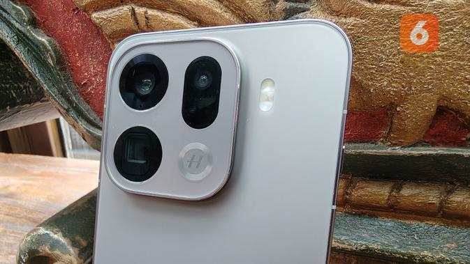 <p>Kamera belakang Oppo Find X9 Pro. (Liputan6.com/ Yuslianson)</p>